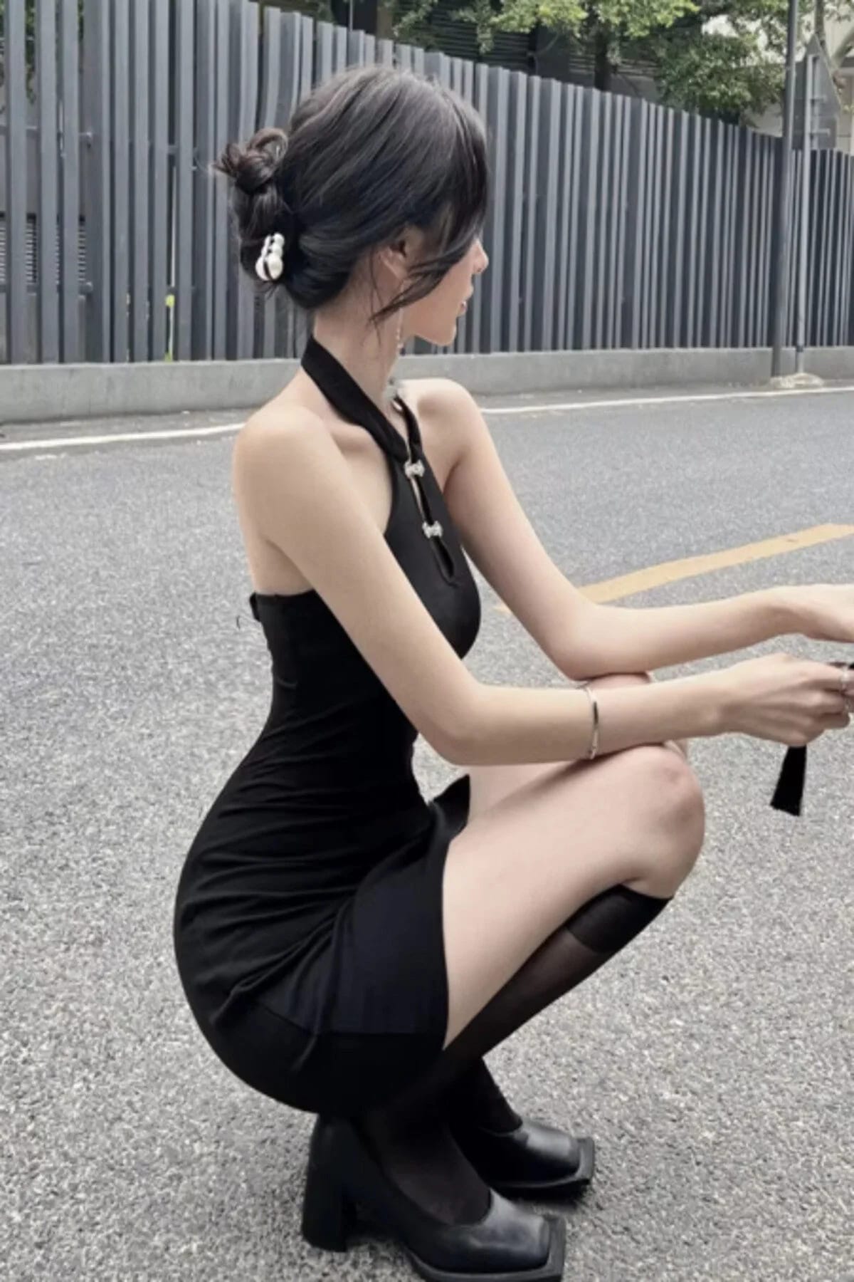 kissbump siyah tül detaylı mini elbise – düğmeli kolsuz gece & kulüp elbisesi