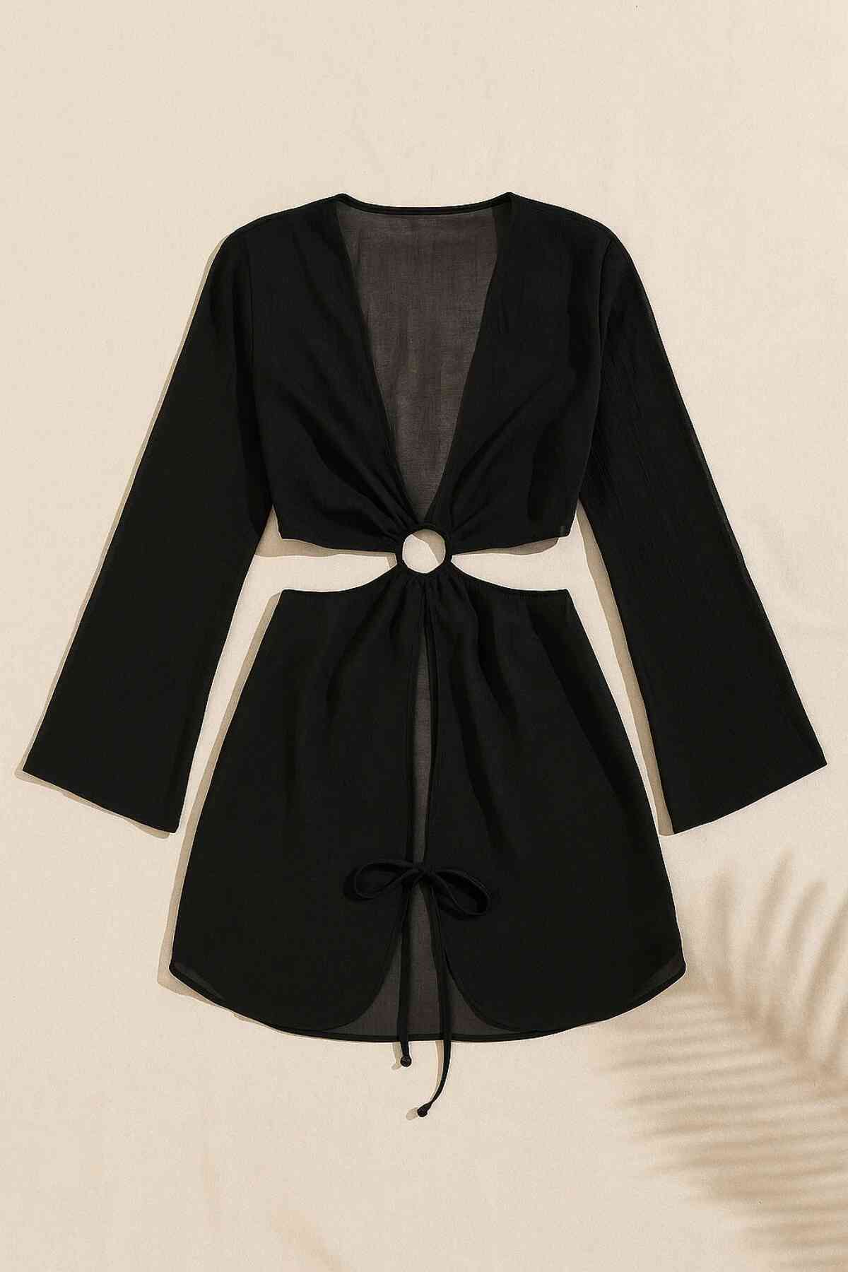 kissbump siyah uzun kollu mini plaj elbisesi – halka detaylı cut out modelkissbump siyah uzun kollu mini elbise, halka detaylı cut out tasarımıyla dikkat çekici bir stil sunar. vücudu saran kesimi silueti ön plana çıkarırken, akışkan ve hafif kumaşı yaz aylarında konfor sağlar. plaj üstü kombinlerde, beach club ortamlarında veya yaz akşamlarında rahatlıkla tercih edilebilir. modern ve feminen bir görünüm arayanlar için tasarlanmıştır. ✨ Ürün Özellikleri renk: siyah model: mini elbise detay: halka detaylı cut out tasarım kol: uzun kollu kullanım: plaj, yazlık kombin, günlük stil 📦 kargo bilgisi siparişleriniz 1–3 iş günü içerisinde kargoya verilir.